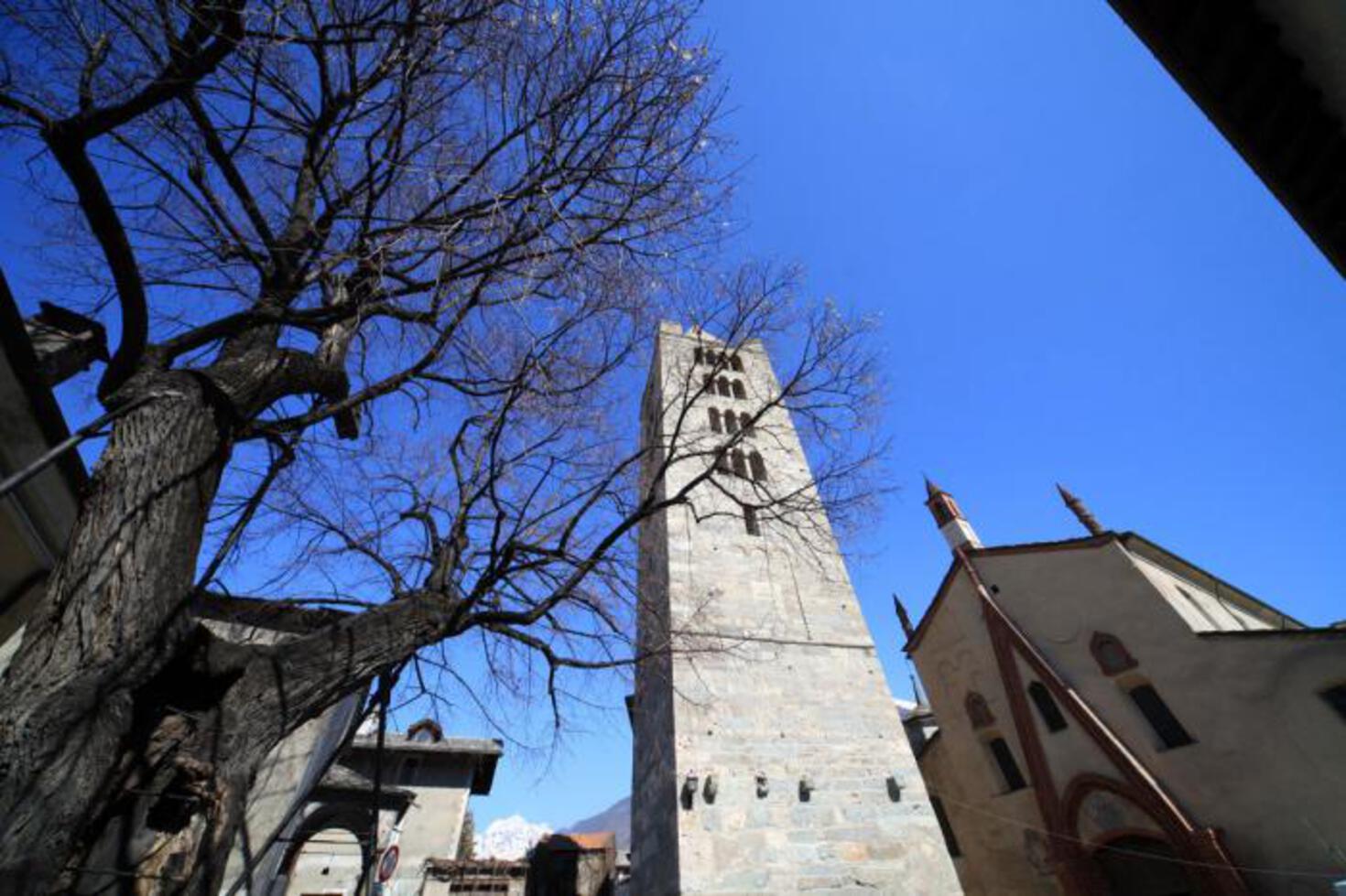 COLLEGIATA SANT'ORSO - La facciata con il campanile e il tiglio monumentale COLLEGIATA SANT'ORSO - La facciata con il campanile e il tiglio monumentale