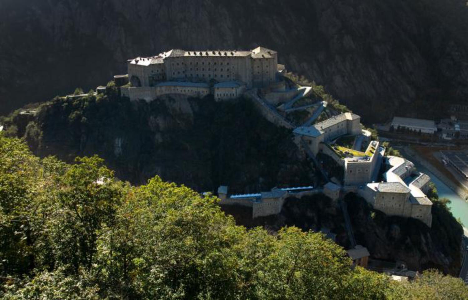 FORTE DI BARD - Panoramica delle Opere e della Pedonale Nord FORTE DI BARD - Panoramica delle Opere e della Pedonale Nord