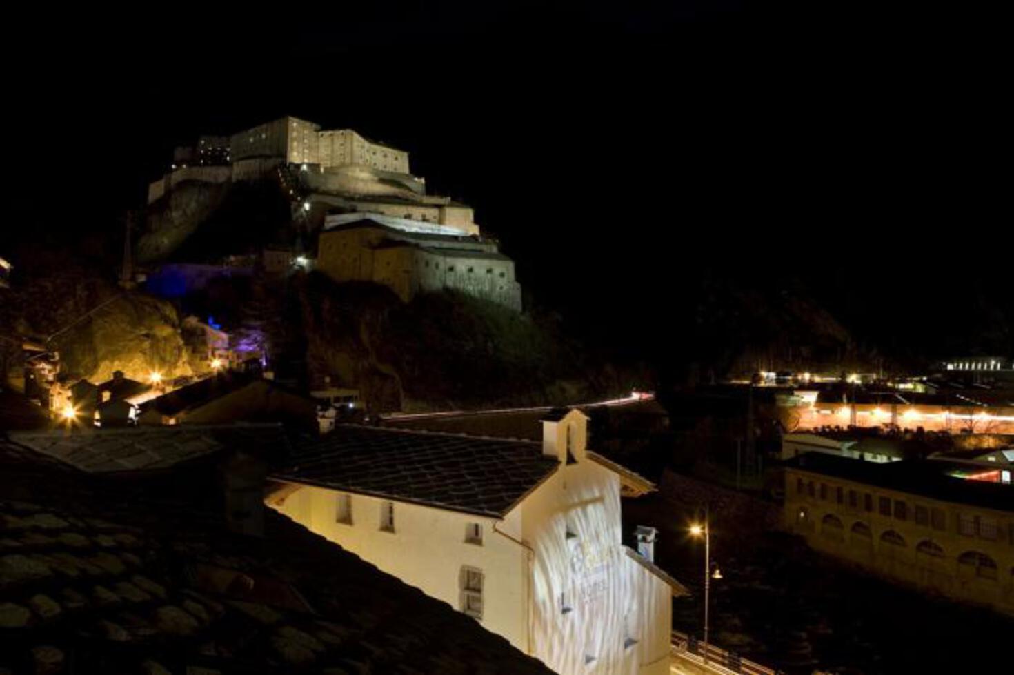 FORTE DI BARD - Veduta notturna dal Borgo di Bard FORTE DI BARD - Veduta notturna dal Borgo di Bard
