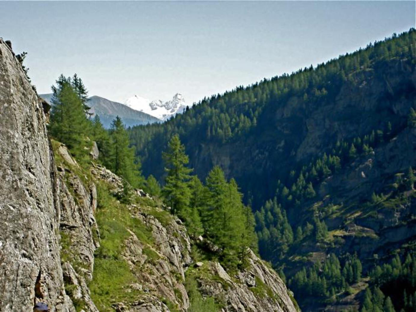 FALESIE VALGRISENCHE - Il Cervino visto dalla falesia del Miollet FALESIE VALGRISENCHE - Il Cervino visto dalla falesia del Miollet