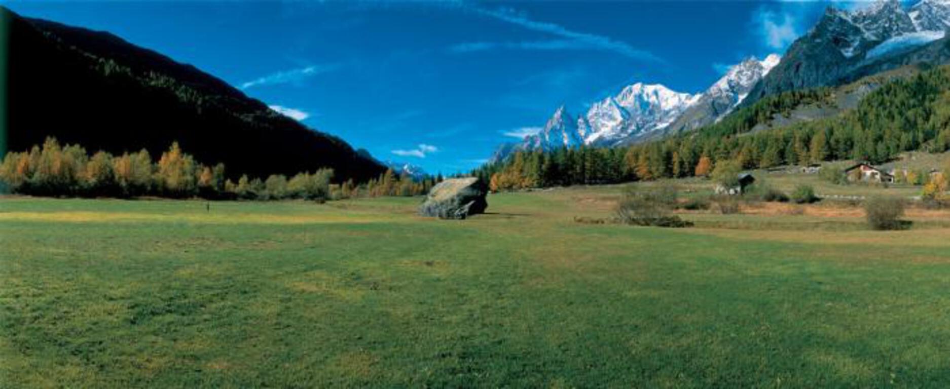 VAL FERRET - Sullo sfondo la Cresta di Peuterey, con L'Aiguille Noire e il Monte Bianco. VAL FERRET - Sullo sfondo la Cresta di Peuterey, con L'Aiguille Noire e il Monte Bianco.