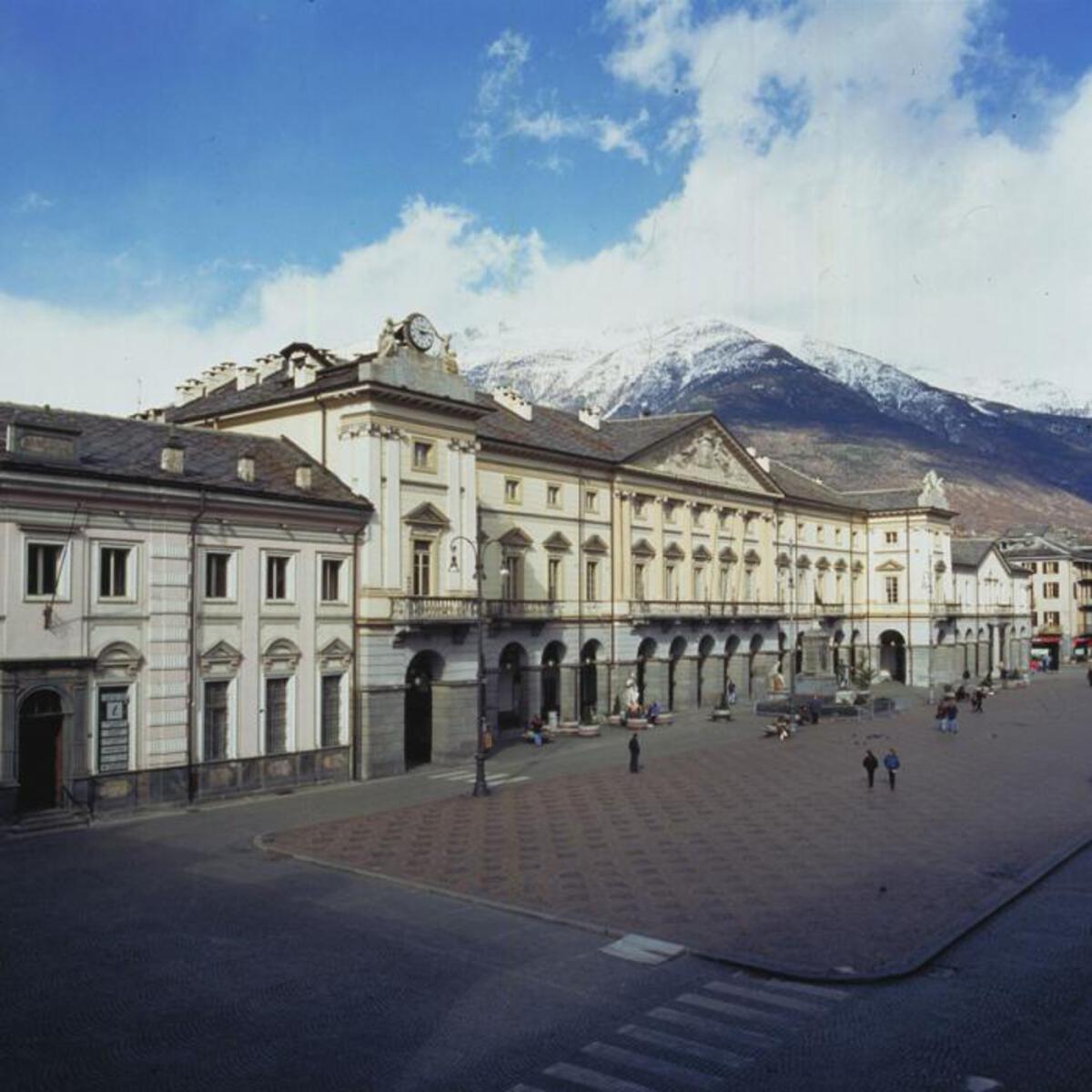 PIAZZA CHANOUX - Il municipio PIAZZA CHANOUX - Il municipio