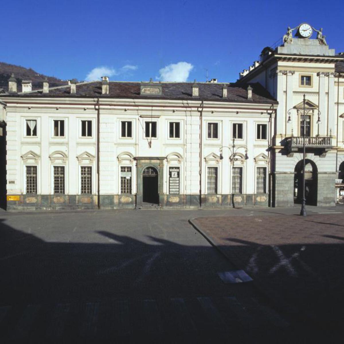 PIAZZA CHANOUX - L'Hôtel des États PIAZZA CHANOUX - L'Hôtel des États