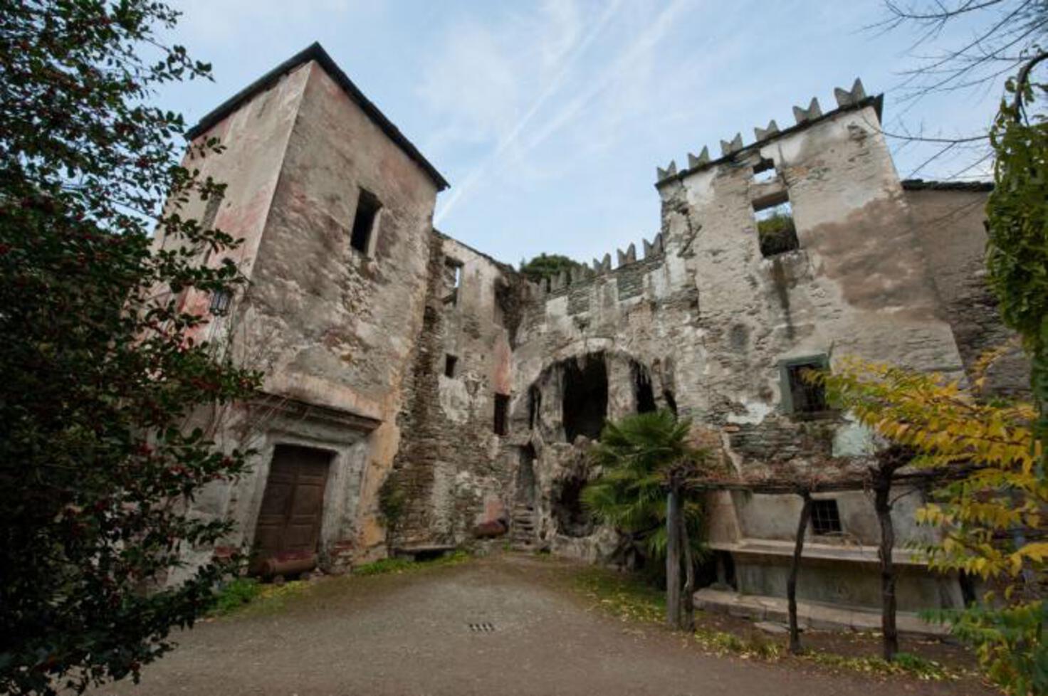 CASTELLO VALLAISE - Cortile CASTELLO VALLAISE - Cortile