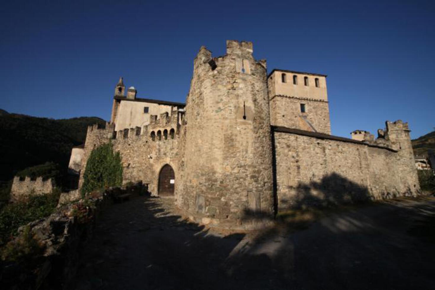 CASTELLO SARRIOD DE LA TOUR - Ingresso esterno CASTELLO SARRIOD DE LA TOUR - Ingresso esterno