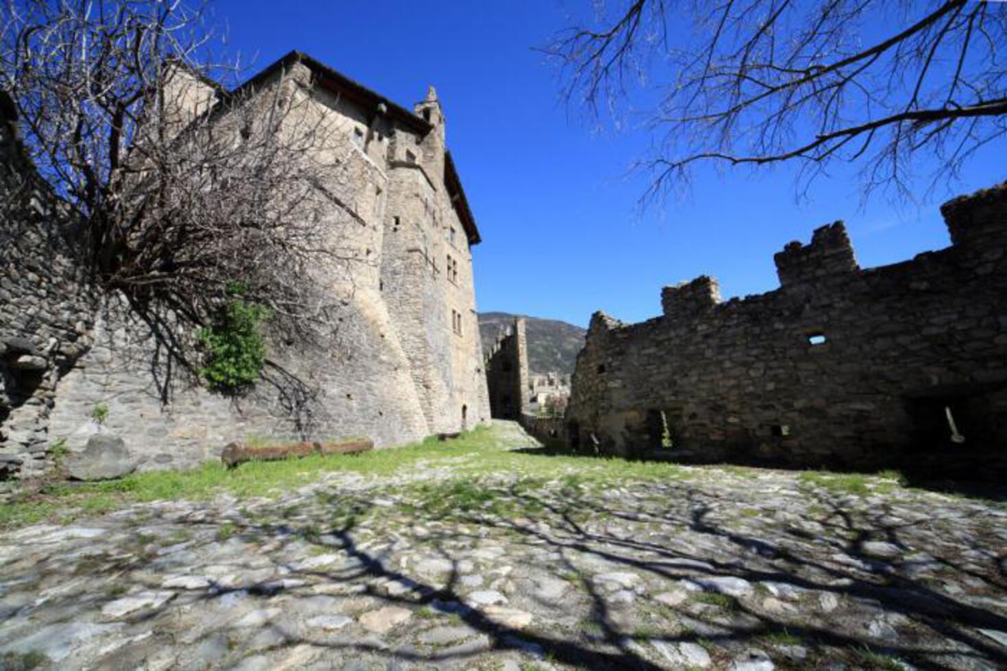 CASTELLO SARRIOD DE LA TOUR - Atmosfera CASTELLO SARRIOD DE LA TOUR - Atmosfera