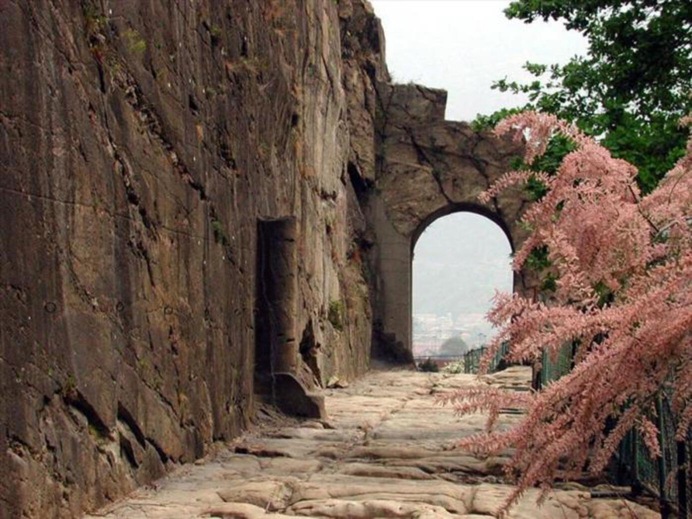 VIA DELLE GALLIE - L'arco d'accesso VIA DELLE GALLIE - L'arco d'accesso