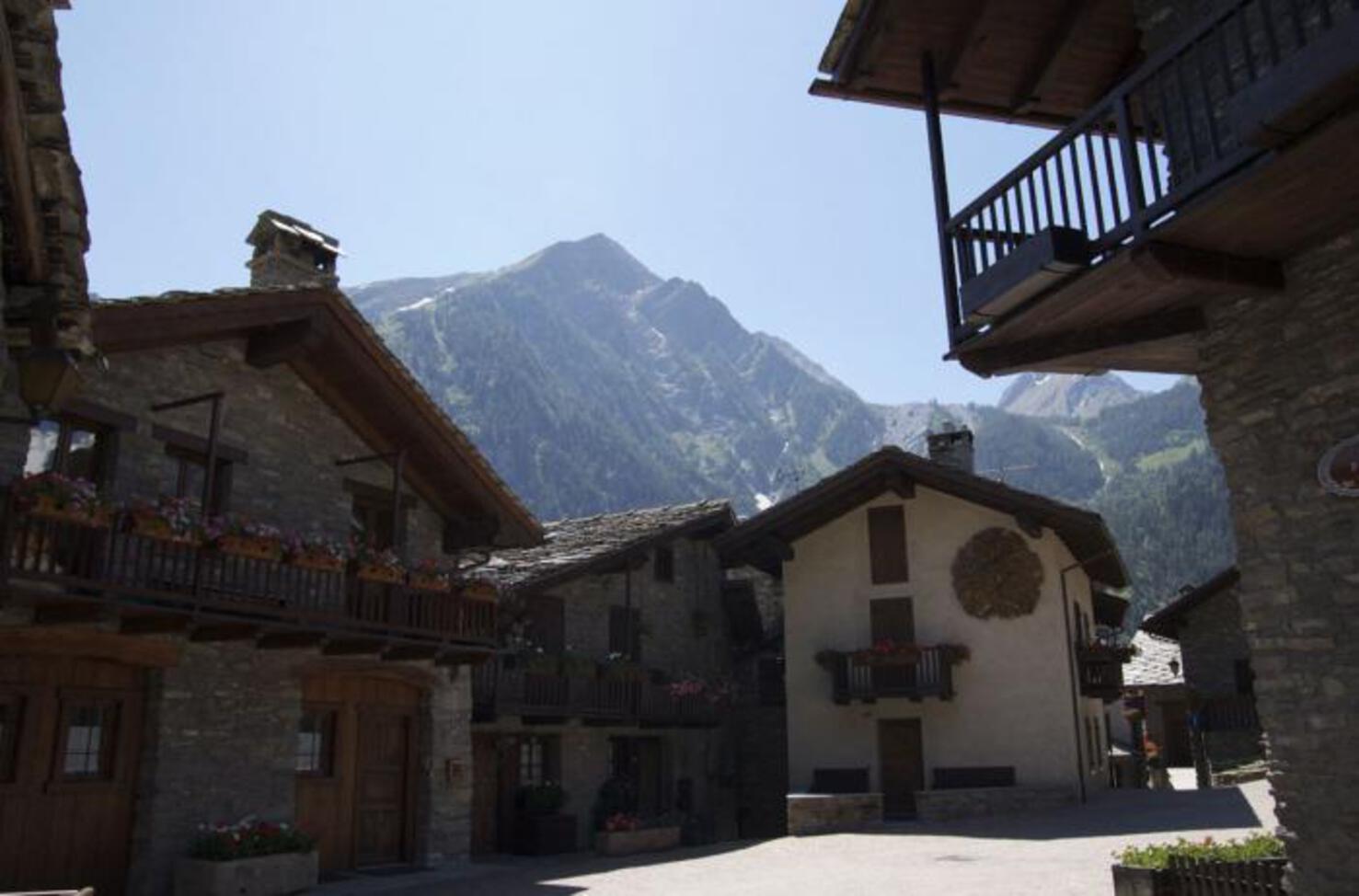 VILLAGGIO VERRAND - La piazza VILLAGGIO VERRAND - La piazza