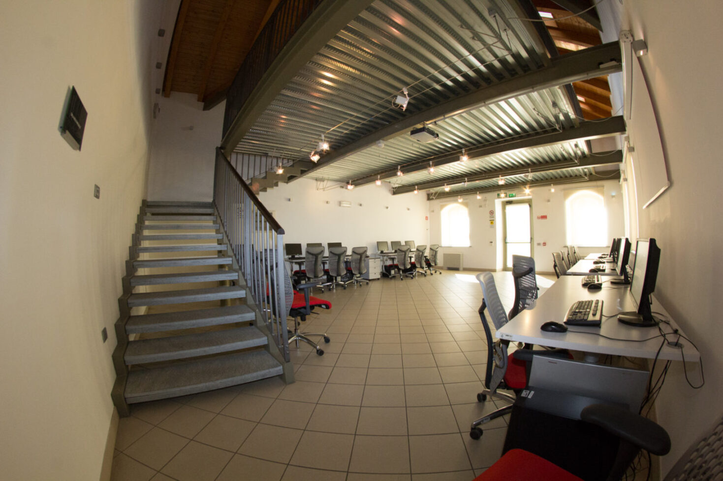 CITTADELLA DEI GIOVANI - Aula computer CITTADELLA DEI GIOVANI - Aula computer