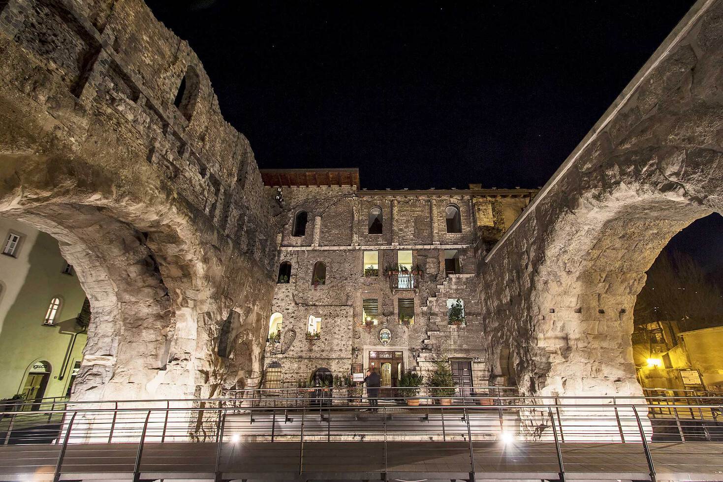 PORTA PRAETORIA E TORRE DEI SIGNORI - Lato sud PORTA PRAETORIA E TORRE DEI SIGNORI - Lato sud