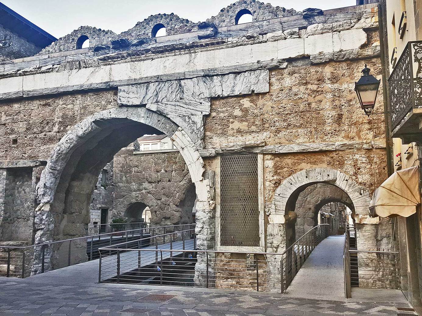 PORTA PRAETORIA E TORRE DEI SIGNORI - Frontale ovest PORTA PRAETORIA E TORRE DEI SIGNORI - Frontale ovest