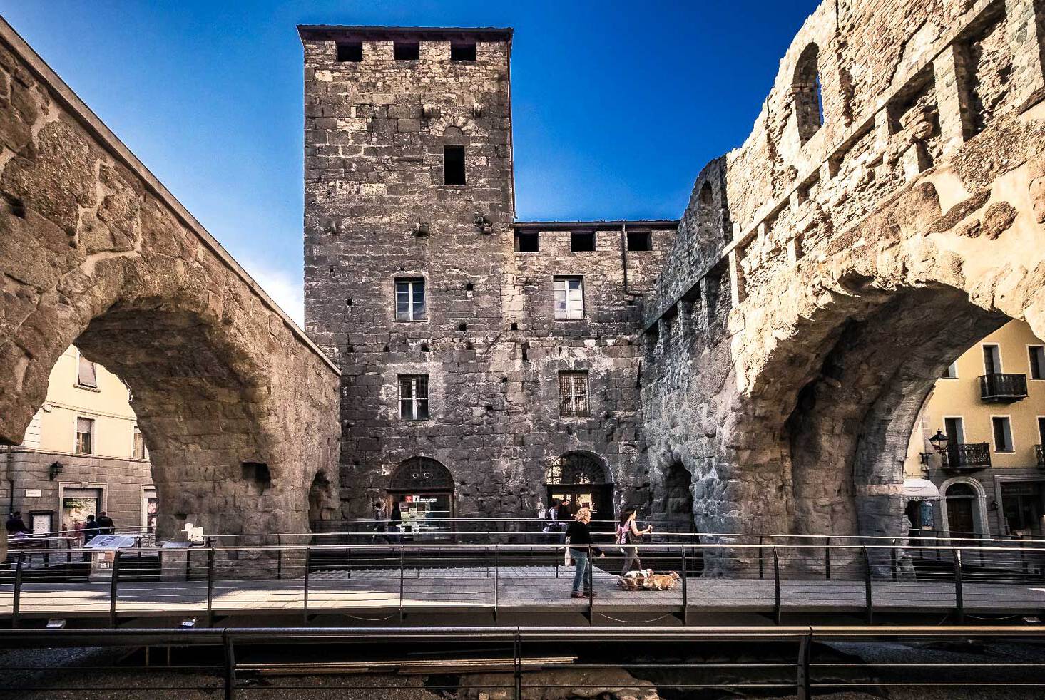 PORTA PRAETORIA E TORRE DEI SIGNORI - Lato nord PORTA PRAETORIA E TORRE DEI SIGNORI - Lato nord