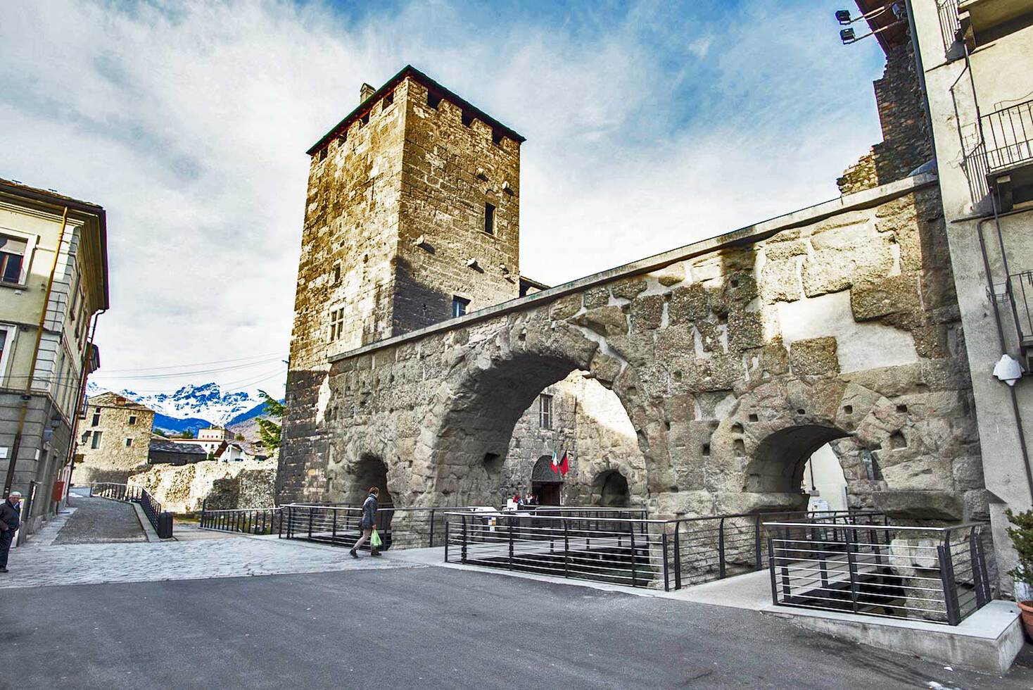 PORTA PRAETORIA E TORRE DEI SIGNORI - Frontale est PORTA PRAETORIA E TORRE DEI SIGNORI - Frontale est