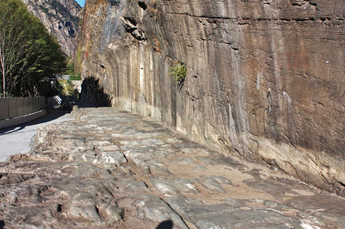 VIA DELLE GALLIE - La traccia scavata VIA DELLE GALLIE - La traccia scavata